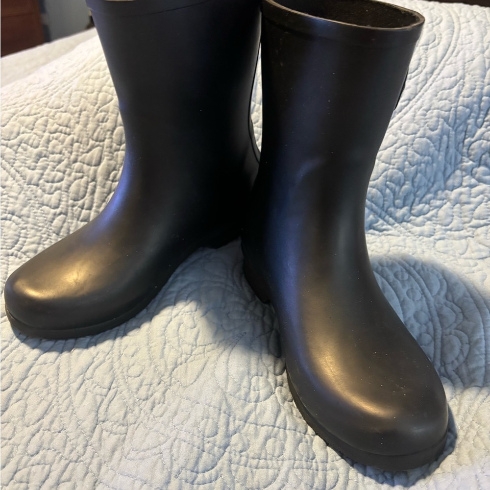 Chooka Boots black rain boots mid calf